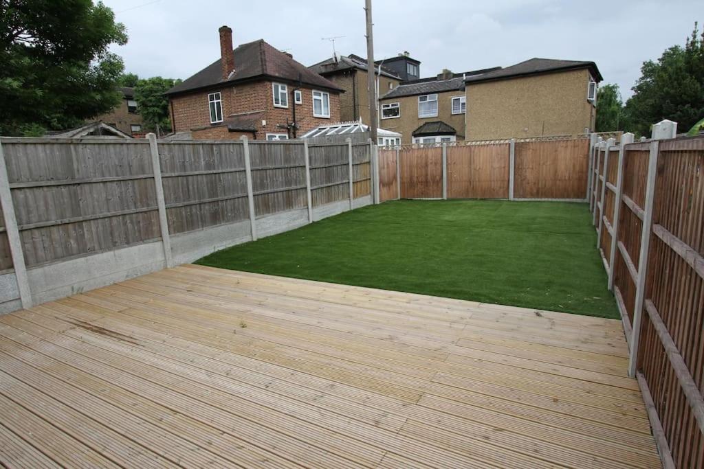 Lovely One Bed Apartment-Near All Transport-Village-Freeparking London Kültér fotó
