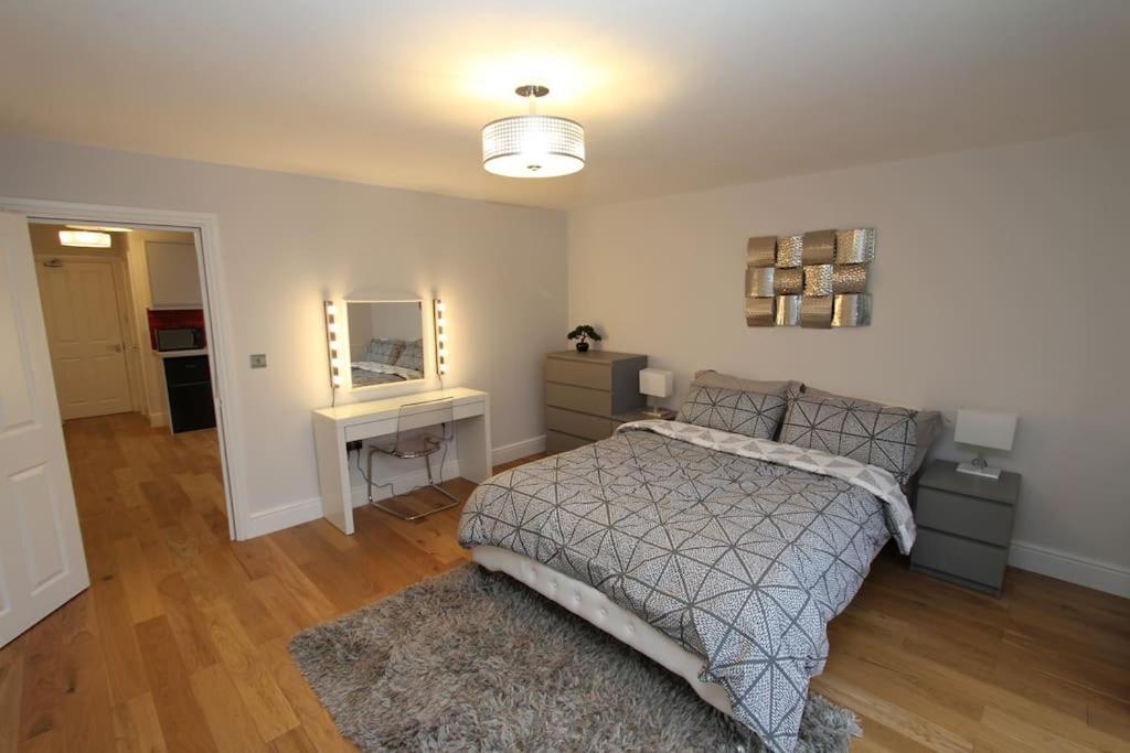 Lovely One Bed Apartment-Near All Transport-Village-Freeparking London Kültér fotó