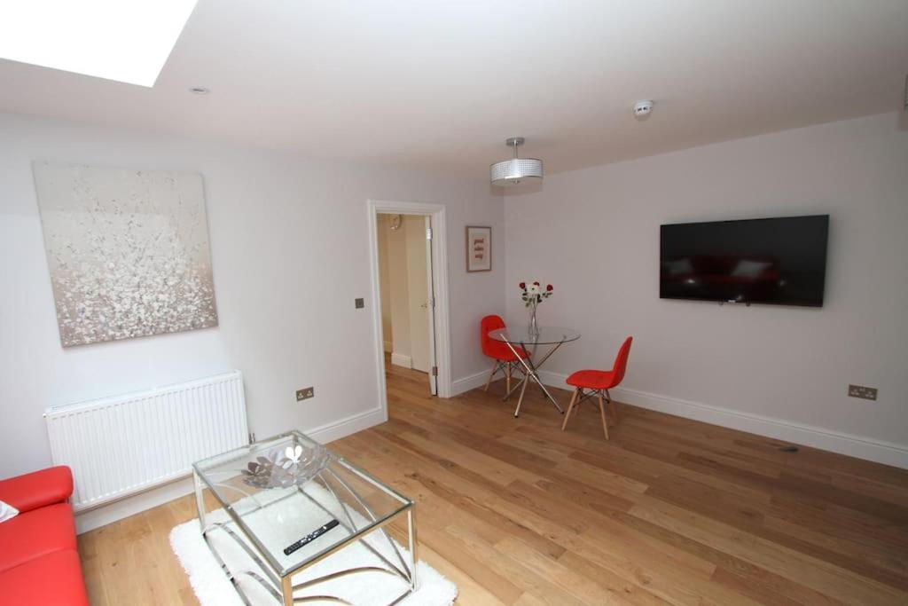 Lovely One Bed Apartment-Near All Transport-Village-Freeparking London Kültér fotó