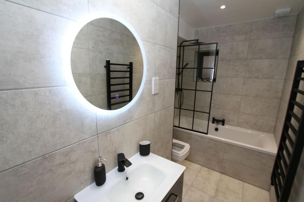 Lovely One Bed Apartment-Near All Transport-Village-Freeparking London Kültér fotó