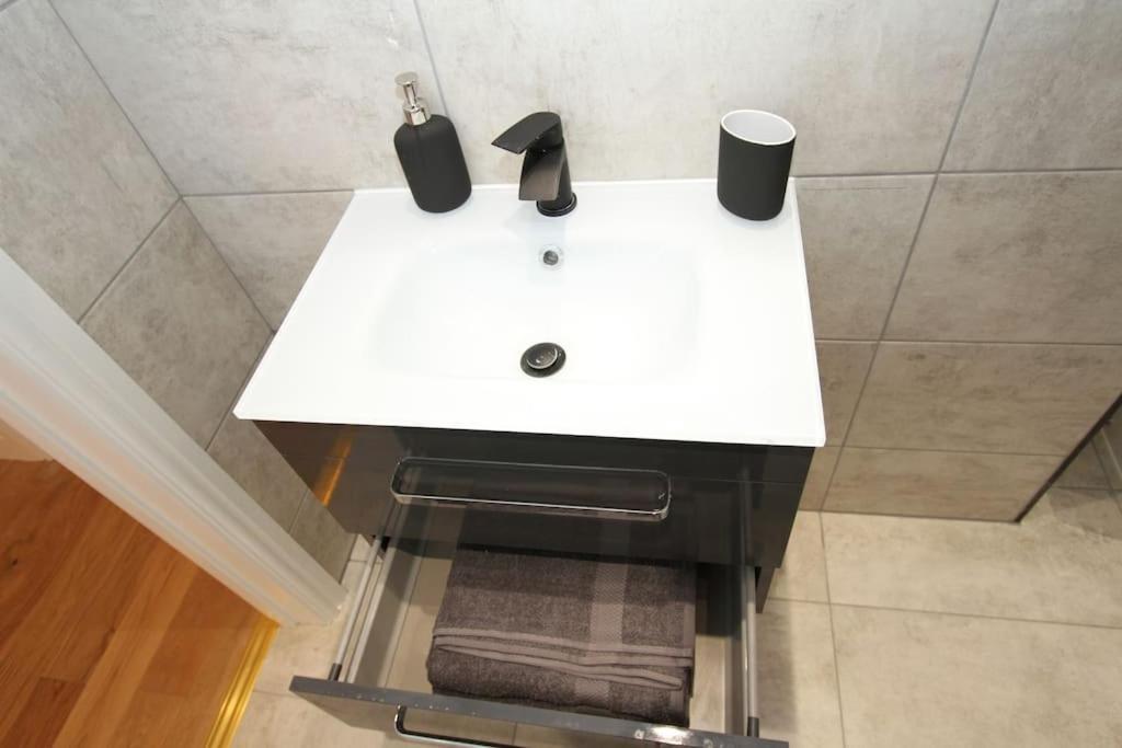 Lovely One Bed Apartment-Near All Transport-Village-Freeparking London Kültér fotó
